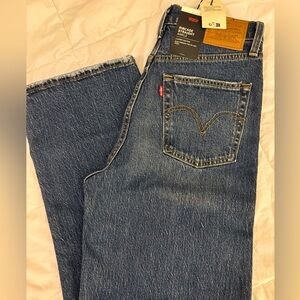 Levi’s ribcage ankle straight jeans. NWT. 27x31